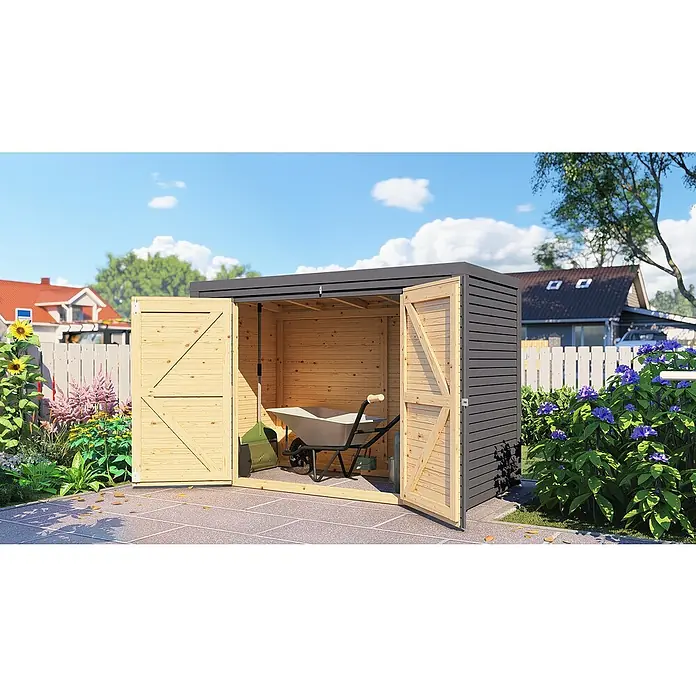 Bertilo Geräteschrank - Anthrazitgrau - Ein geräumiges Gerätehaus mit offenstehenden Holztüren, das einen Einblick auf eine Schubkarre und Gartengeräte im Inneren gewährt.