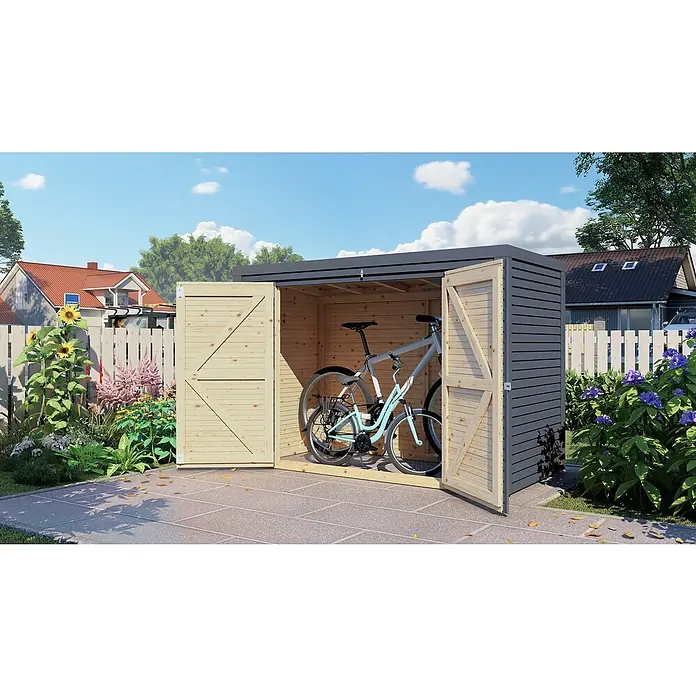 Bertilo Geräteschrank - Anthrazitgrau - Eine geräumige Fahrradgarage aus Holz mit geöffneten Türen, die zwei Fahrräder beherbergt, vor einem Garten mit Blumen und Wohnhäusern.
