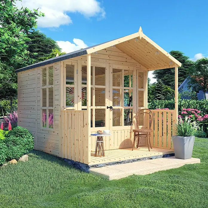 Bertilo Gartenhaus Arley - Außenmaß inkl. Dachüberstand (B x T): 214 x 305 cm, Holz, Natur - Ein helles Holzgartenhaus mit Veranda, ausgestattet mit Fenstern, Stuhl und kleinem Tisch, umgeben von Grün.