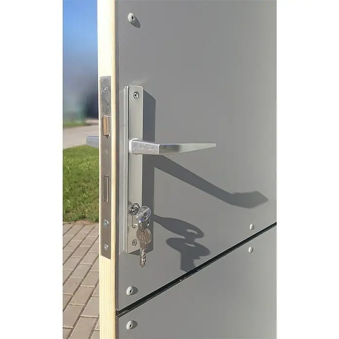 Bertilo Gerätehaus HPL 2 - Außenmaß inkl. Dachüberstand (B x T): 236 x 345 cm, Holz - Das Bild zeigt eine graue Tür mit einem silbernen Türgriff und einem Schlüssel im Schloss, was die Sicherheitsmerkmale hervorhebt.
