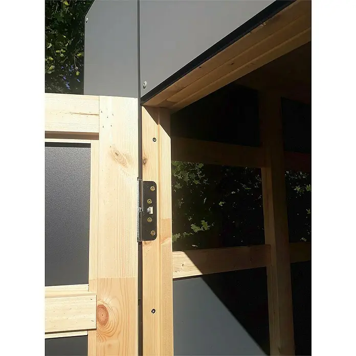Bertilo Gerätehaus HPL 1 - Außenmaß inkl. Dachüberstand (B x T): 236 x 230 cm, Holz - Nahaufnahme einer Holztür mit Scharnier, Teil eines Holzunterstandes mit grauen Paneelen, der im Freien steht.