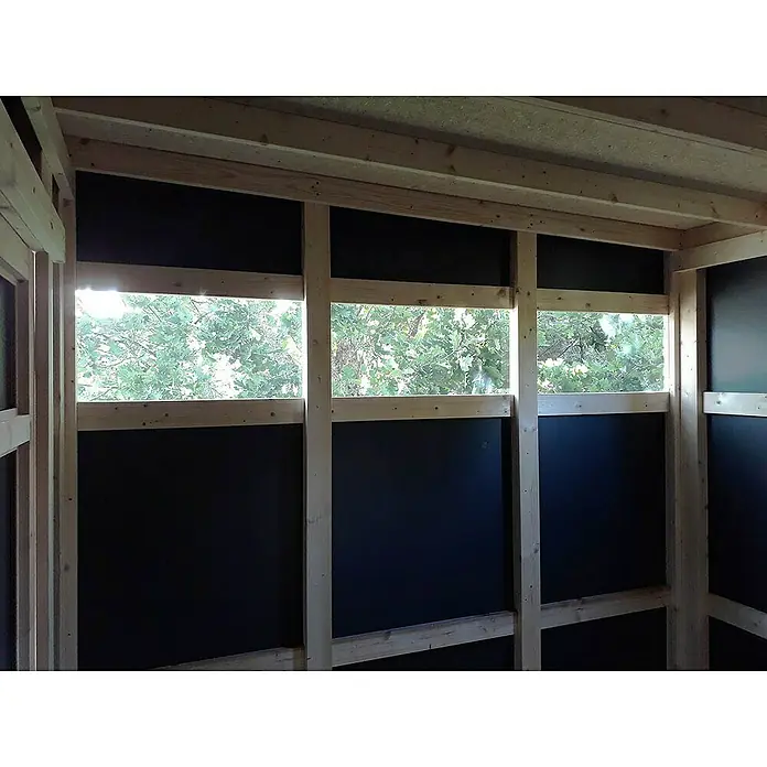 Bertilo Gerätehaus HPL 2 - Außenmaß inkl. Dachüberstand (B x T): 236 x 345 cm, Holz - Blick aus dem Inneren einer Holzhütte durch drei Fenster, die von Holzrahmen umgeben sind. Blick auf Bäume und natürliches Licht.