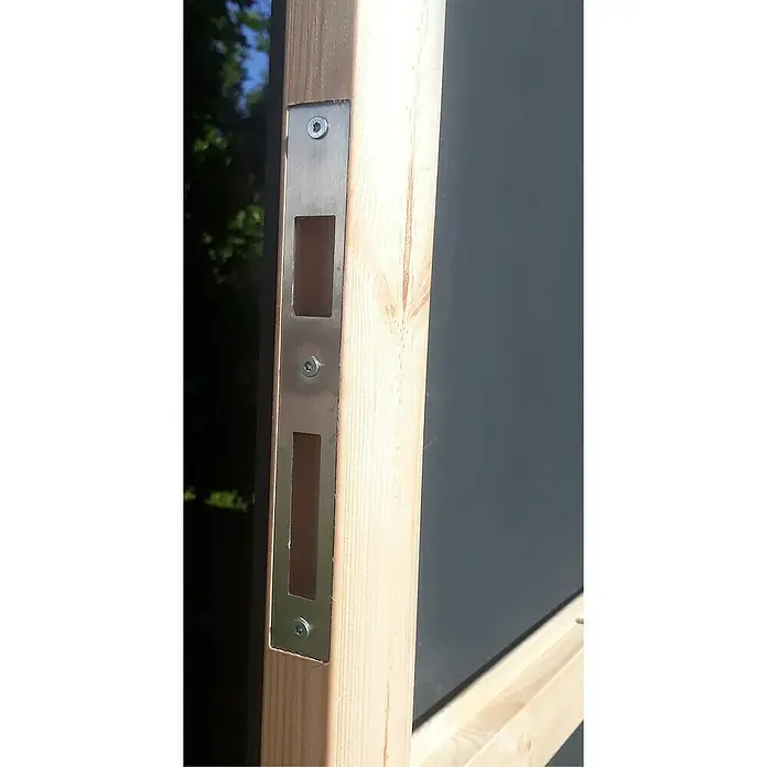 Bertilo Gerätehaus HPL 2 - Außenmaß inkl. Dachüberstand (B x T): 236 x 345 cm, Holz - Detailaufnahme einer silbernen Türschließplatte mit drei Schrauben, montiert an einem hölzernen Türrahmen.