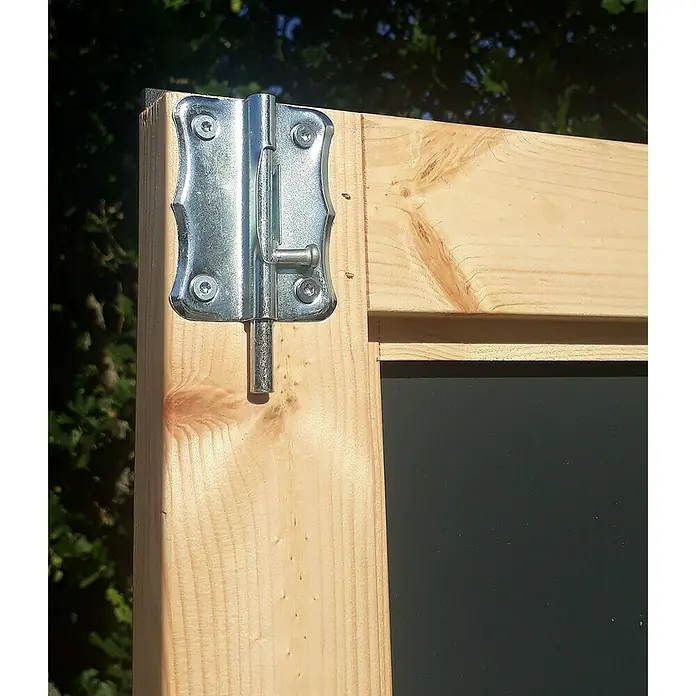 Bertilo Gerätehaus HPL 2 - Außenmaß inkl. Dachüberstand (B x T): 236 x 345 cm, Holz - Nahaufnahme eines Riegelverschlusses an einem Holzrahmen. Der silberne Riegel ist am Holzrahmen befestigt und dient als Verschlussmechanismus.