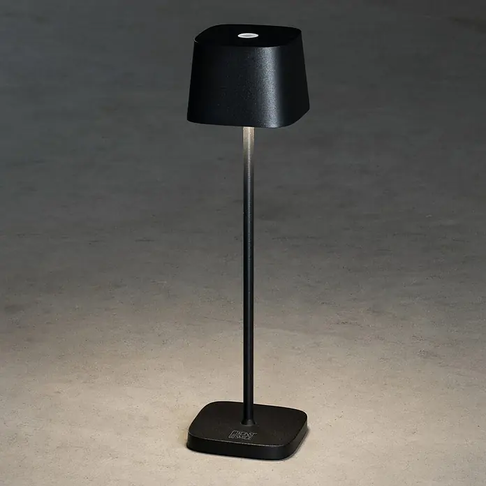 Konstsmide Akku-Tischleuchte Capri Mini - 2,2 W, L x B x H: 7 x 7 x 25 cm, Schwarz, Mehrfarbig, Akkubetrieben - Elegante schwarze Tischleuchte mit schlankem Design und quadratischem Fuß, perfekt für moderne Innenräume. Stilvolle Beleuchtung für jeden Raum.