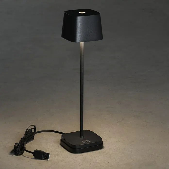 Konstsmide Akku-Tischleuchte Capri Mini - 2,2 W, L x B x H: 7 x 7 x 25 cm, Schwarz, Mehrfarbig, Akkubetrieben - Eine elegante, kabellose Tischleuchte in Schwarz mit USB-Kabelanschluss, die ein warmes Licht ausstrahlt und eine moderne Atmosphäre schafft.