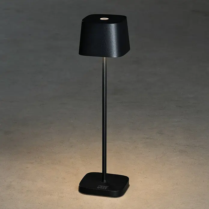 Konstsmide Akku-Tischleuchte Capri Mini - 2,2 W, L x B x H: 7 x 7 x 25 cm, Schwarz, Mehrfarbig, Akkubetrieben - Elegante schwarze Tischleuchte mit schlankem Design. Die kabellose Leuchte spendet warmes Licht und ist ideal für den Innen- und Außenbereich.