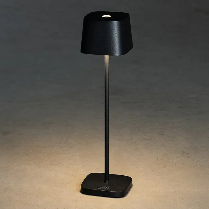 Konstsmide Akku-Tischleuchte Capri Mini - 2,2 W, L x B x H: 7 x 7 x 25 cm, Schwarz, Mehrfarbig, Akkubetrieben - Elegante, kabellose Tischleuchte in Schwarz. Das schlanke Design mit dem quadratischen Fuß sorgt für modernes Ambiente und warmes Licht.
