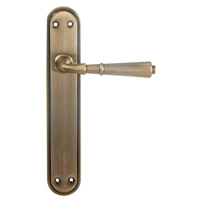 Conjunto de picaporte clásico - Bronce - Elegante manija de puerta de latón con acabado antiguo. La manija presenta una forma cónica y una placa estrecha con orificios para tornillos.