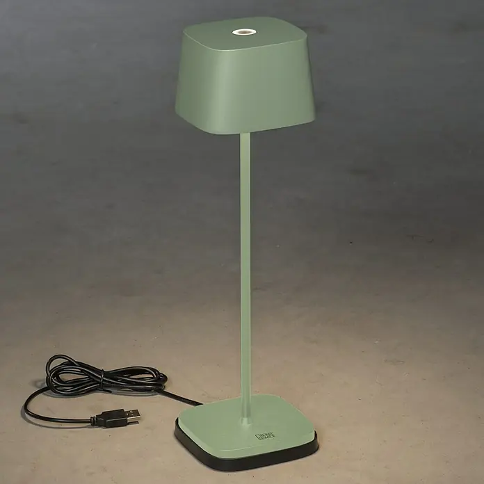 Konstsmide Akku-Tischleuchte Capri - 2,2 W, L x B x H: 10 x 10 x 36 cm, Grün - Elegante grüne Tischleuchte mit USB-Kabel. Perfekt für Nachttische oder Schreibtische, sorgt für stilvolle Beleuchtung in jedem Raum.