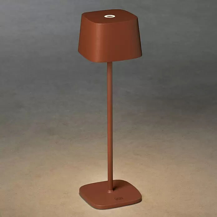 Konstsmide Akku-Tischleuchte Capri - 2,2 W, L x B x H: 10 x 10 x 36 cm, Braun - Stimmungsaufnahme