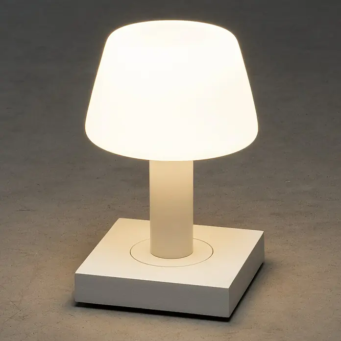 Konstsmide Akku-Tischleuchte Monaco - 2,5 W, L x B x H: 12,5 x 12,5 x 19 cm, Weiß, Warmweiß - Diese Tischleuchte besticht durch ihr schlichtes, modernes Design und sorgt für eine angenehme Beleuchtung. Die Lampe ist ideal für Nachttische.