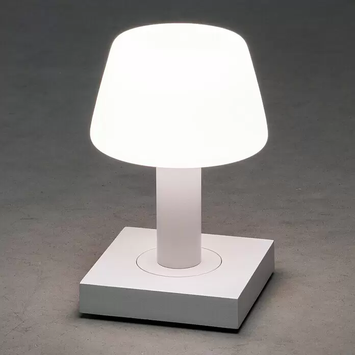 Konstsmide Akku-Tischleuchte Monaco - 2,5 W, L x B x H: 12,5 x 12,5 x 19 cm, Weiß, Warmweiß - Stimmungsaufnahme