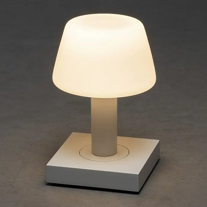Konstsmide Akku-Tischleuchte Monaco - 2,5 W, L x B x H: 12,5 x 12,5 x 19 cm, Weiß, Warmweiß - Elegante Tischleuchte mit quadratischem Sockel und glänzendem, weißem Schirm, ideal für moderne Innenräume.