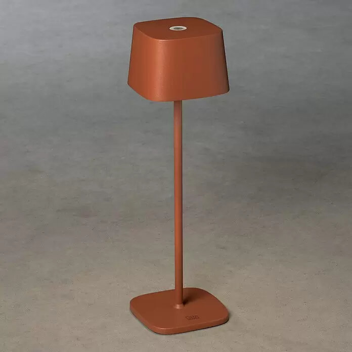 Konstsmide Akku-Tischleuchte Capri - 2,2 W, L x B x H: 10 x 10 x 36 cm, Braun - Stimmungsaufnahme