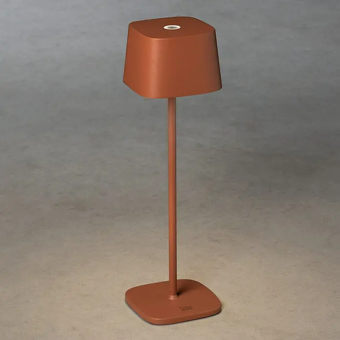 Konstsmide Akku-Tischleuchte Capri - 2,2 W, L x B x H: 10 x 10 x 36 cm, Braun - Eine moderne, terrakottafarbene Tischleuchte mit einem quadratischen Lampenschirm und einem schlanken Ständer.