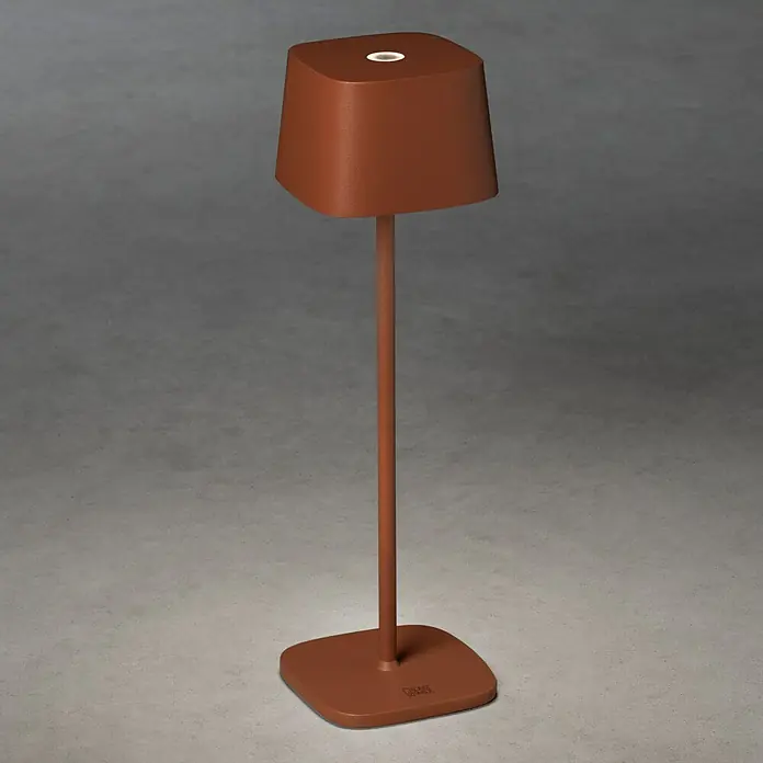 Konstsmide Akku-Tischleuchte Capri - 2,2 W, L x B x H: 10 x 10 x 36 cm, Braun - Elegante Stehlampe in Terrakotta mit einem quadratischen Lampenschirm und Fuß, die ein modernes Ambiente schafft.