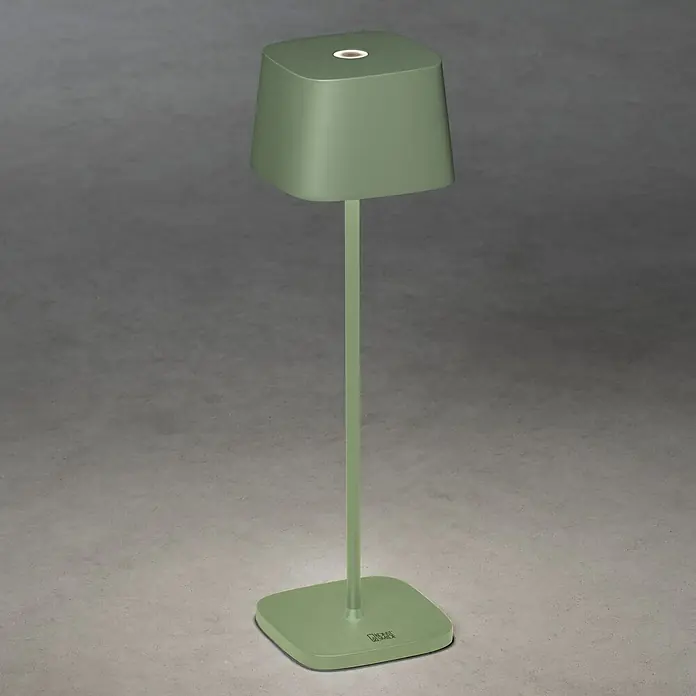 Konstsmide Akku-Tischleuchte Capri - 2,2 W, L x B x H: 10 x 10 x 36 cm, Grün - Nahaufnahme einer mintgrünen, kabellosen und dimmbaren Tischleuchte aus Metall. Ein minimalistisches und modernes Designstück.