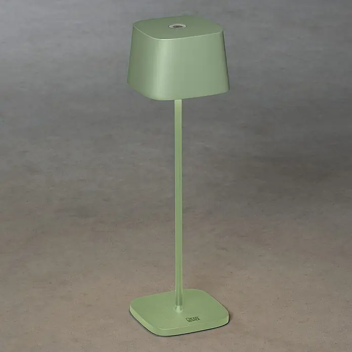 Konstsmide Akku-Tischleuchte Capri - 2,2 W, L x B x H: 10 x 10 x 36 cm, Grün - Elegante mintgrüne Tischleuchte. Das moderne Design umfasst einen quadratischen Lampenschirm und einen schlanken Ständer, ideal für stilvolle Beleuchtung.