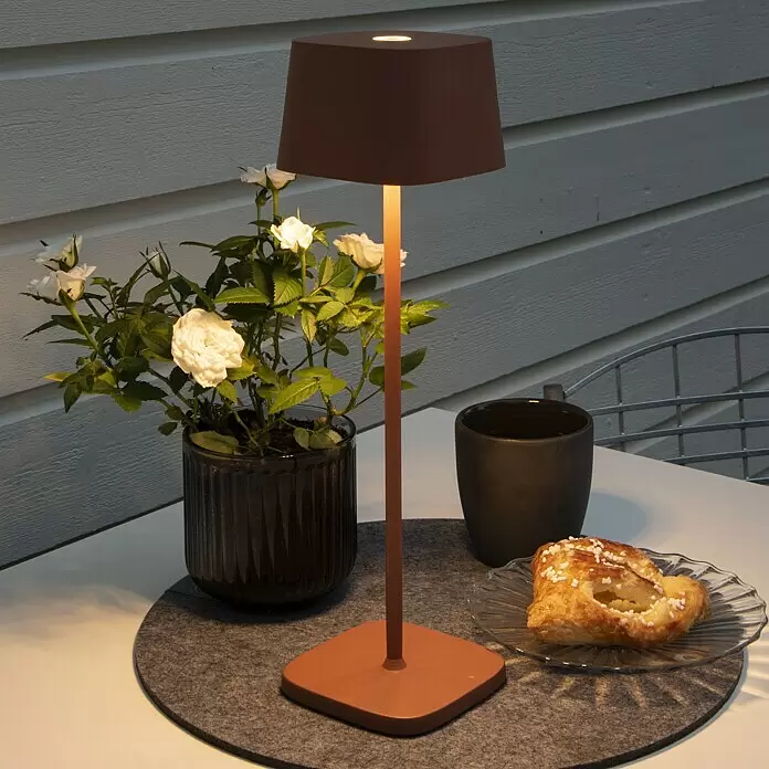 Konstsmide Akku-Tischleuchte Capri - 2,2 W, L x B x H: 10 x 10 x 36 cm, Braun - Bildausschnitt