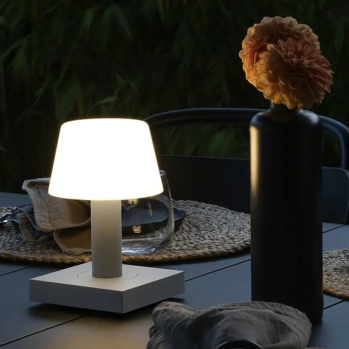 Konstsmide Akku-Tischleuchte Monaco - 2,5 W, L x B x H: 12,5 x 12,5 x 19 cm, Weiß, Warmweiß - Elegante Tischleuchte mit warmem Licht, perfekt für stimmungsvolle Abende im Freien. Das moderne Design fügt sich nahtlos in jede Umgebung ein.