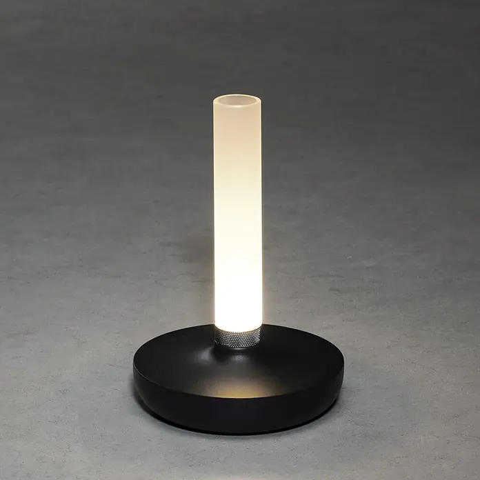 Konstsmide Akku-Tischleuchte Biarritz - 2,5 W, L x B x H: 13,5 x 13,5 x 20,5 cm, Schwarz, Warmweiß - Elegante Tischleuchte mit zylindrischem Lampenschirm und rundem, schwarzem Sockel, die ein sanftes, stimmungsvolles Licht verbreitet.