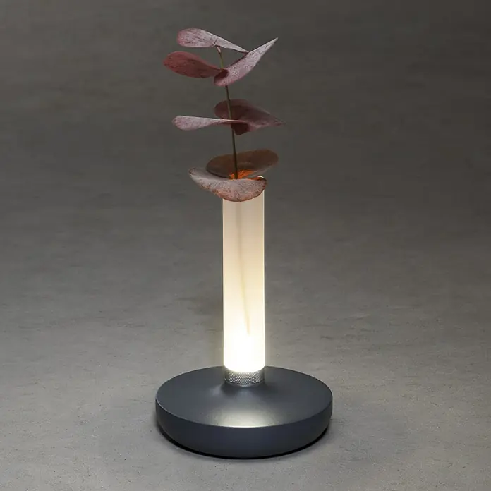 Konstsmide Akku-Tischleuchte Biarritz - 2,5 W, L x B x H: 13,5 x 13,5 x 20,5 cm, Grau, Warmweiß - Tischleuchte mit schlankem Design und dekorativen Blättern, die warmes Licht verbreitet und eine moderne Atmosphäre schafft.