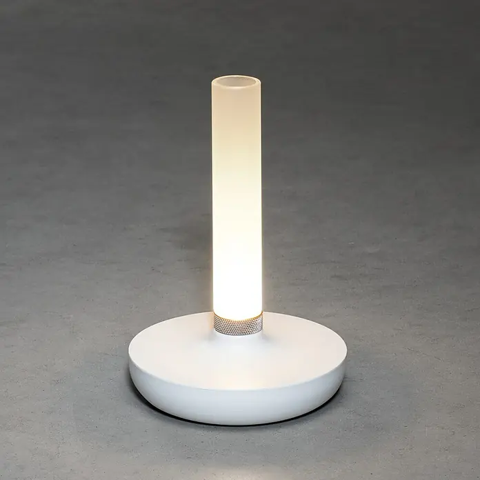 Konstsmide Akku-Tischleuchte Biarritz - 2,5 W, L x B x H: 13,5 x 13,5 x 20,5 cm, Weiß, Warmweiß - Minimalistische weiße Tischleuchte mit zylindrischem Lampenschirm, die ein sanftes, warmes Licht ausstrahlt und eine moderne Ästhetik bietet.
