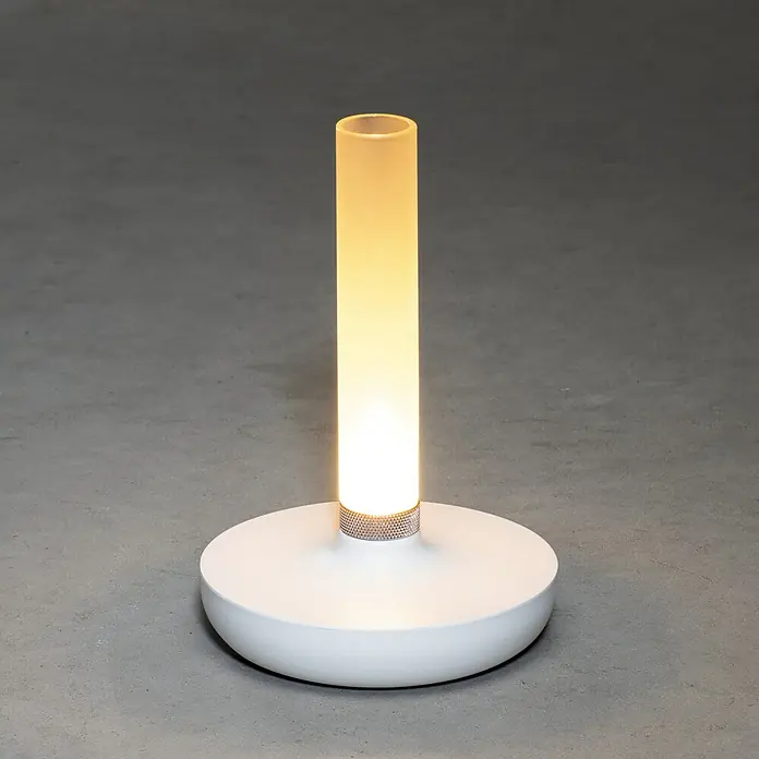 Konstsmide Akku-Tischleuchte Biarritz - 2,5 W, L x B x H: 13,5 x 13,5 x 20,5 cm, Weiß, Warmweiß - Elegante, minimalistische Tischleuchte mit zylindrischem Lampenschirm und rundem, weißem Sockel, die ein warmes, einladendes Licht ausstrahlt.