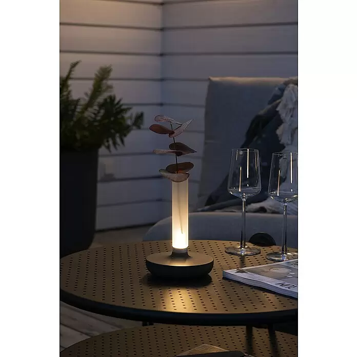 Konstsmide Akku-Tischleuchte Biarritz - 2,5 W, L x B x H: 13,5 x 13,5 x 20,5 cm, Schwarz, Warmweiß - Stimmungsaufnahme
