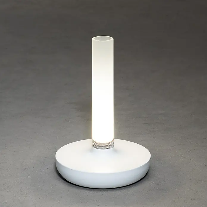 Konstsmide Akku-Tischleuchte Biarritz - 2,5 W, L x B x H: 13,5 x 13,5 x 20,5 cm, Weiß, Warmweiß - Elegante, moderne Tischleuchte mit zylindrischem Lampenschirm auf einem runden, weißen Sockel. Ideal für stilvolle Beleuchtung.