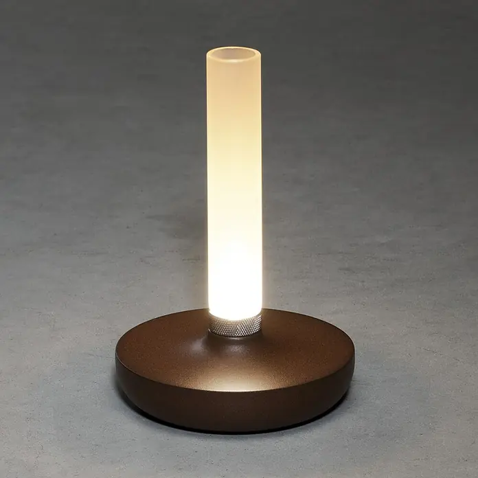 Konstsmide Akku-Tischleuchte Biarritz - 2,5 W, L x B x H: 13,5 x 13,5 x 20,5 cm, Rost, Warmweiß - Elegante Tischleuchte mit zylindrischem Schirm und bronzefarbenem Sockel. Perfekte Beleuchtung für moderne Wohnräume.