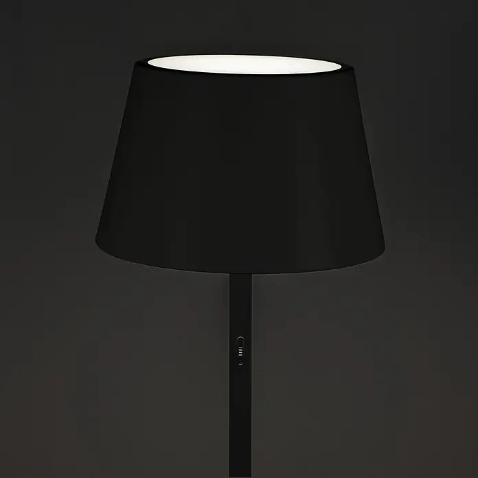 Konstsmide Außenleuchte Pomezia - Akkubetrieben, 10 W, RGBW, 35 x 35 x 150 cm, Mit Leuchtmittel, Schwarz - Elegante schwarze Tischleuchte mit einem hellen Lichtschein, perfekt für eine moderne Einrichtung und stimmungsvolle Beleuchtung.
