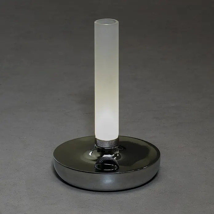 Konstsmide Akku-Tischleuchte Biarritz - 2,5 W, L x B x H: 13,5 x 13,5 x 20,5 cm, Silber, Warmweiß - Elegante Lampe mit zylindrischem, mattiertem Schirm auf einem glänzenden Metallsockel. Schlichtes, modernes Design.