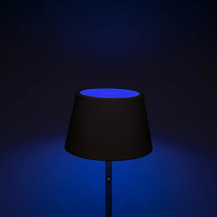 Konstsmide Außenleuchte Pomezia - Akkubetrieben, 10 W, RGBW, 35 x 35 x 150 cm, Mit Leuchtmittel, Schwarz - Elegante Stehlampe mit schwarzem Schirm und blauer Beleuchtung. Die Lampe sorgt für ein modernes Ambiente in jedem Raum.