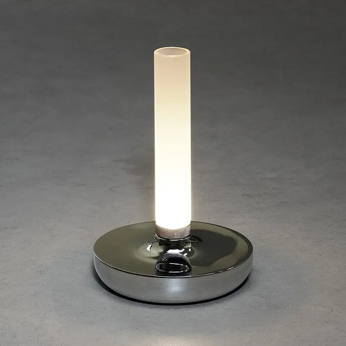 Konstsmide Akku-Tischleuchte Biarritz - 2,5 W, L x B x H: 13,5 x 13,5 x 20,5 cm, Silber, Warmweiß - Elegante Tischleuchte mit poliertem Metallsockel und zylindrischem Lampenschirm, die ein warmes, diffuses Licht spendet. Ideal für Nachttische.