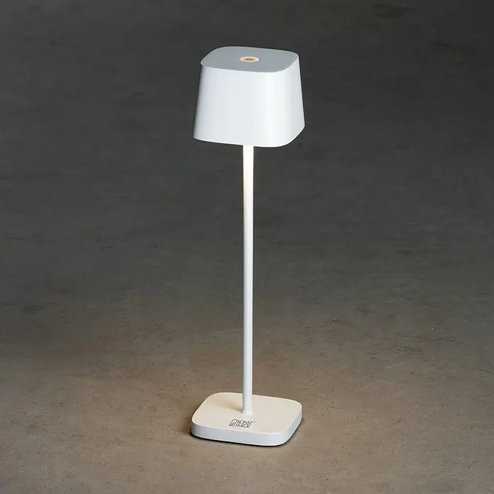 Konstsmide Akku-Tischleuchte Capri Mini - 2,2 W, L x B x H: 7 x 7 x 25 cm, Weiß, Mehrfarbig, Akkubetrieben - Eine moderne, weiße Tischleuchte mit minimalistischem Design. Ideal für Nachttische oder als stilvolle Akzentbeleuchtung.