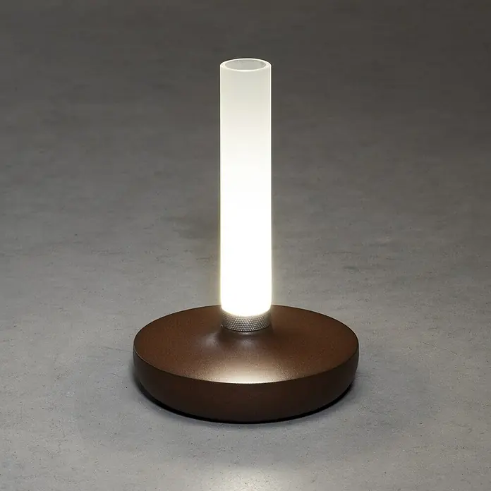 Konstsmide Akku-Tischleuchte Biarritz - 2,5 W, L x B x H: 13,5 x 13,5 x 20,5 cm, Rost, Warmweiß - Elegante Tischleuchte mit einem runden, braunen Sockel und einem zylindrischen, weißen Lampenschirm, die warmes Licht spendet.