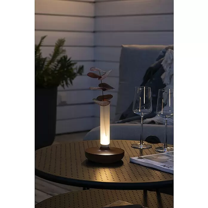 Konstsmide Akku-Tischleuchte Biarritz - 2,5 W, L x B x H: 13,5 x 13,5 x 20,5 cm, Rost, Warmweiß - Stimmungsaufnahme