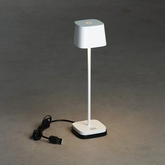 Konstsmide Akku-Tischleuchte Capri Mini - 2,2 W, L x B x H: 7 x 7 x 25 cm, Weiß, Mehrfarbig, Akkubetrieben - Eine moderne, weiße Tischleuchte mit USB-Anschluss und einem minimalistischen Design, die ein warmes Licht ausstrahlt.
