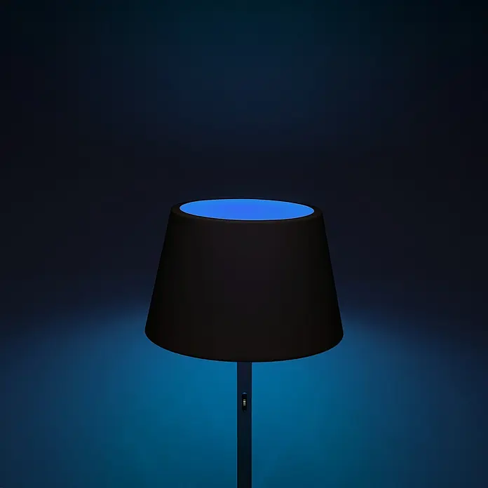 Konstsmide Außenleuchte Pomezia - Akkubetrieben, 10 W, RGBW, 35 x 35 x 150 cm, Mit Leuchtmittel, Schwarz - Elegante, schwarze Stehlampe mit blauem Lichtakzent, die eine moderne und beruhigende Atmosphäre schafft. Perfekt für jeden Raum.