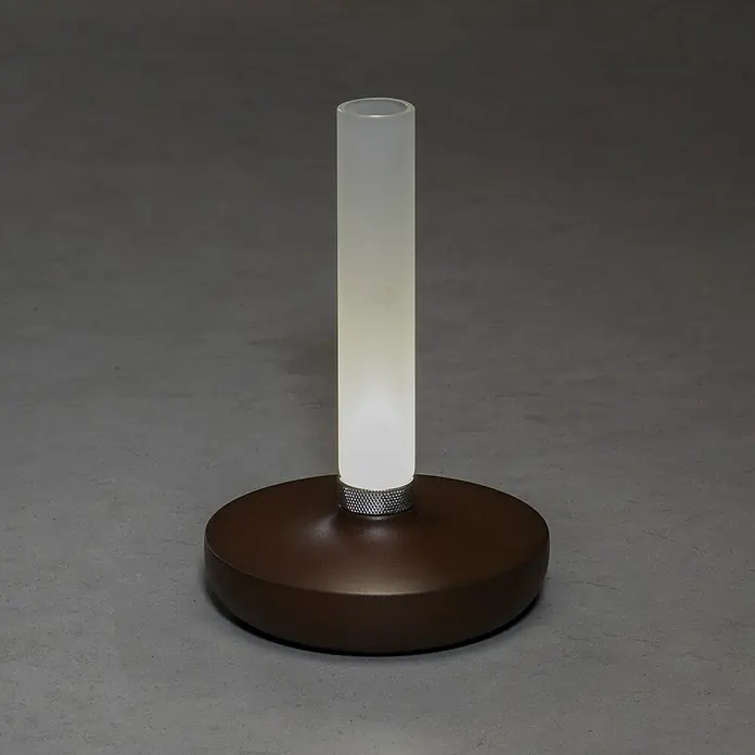 Konstsmide Akku-Tischleuchte Biarritz - 2,5 W, L x B x H: 13,5 x 13,5 x 20,5 cm, Rost, Warmweiß - Elegante Tischleuchte mit zylindrischem Lampenschirm und braunem Sockel, ideal für stimmungsvolle Beleuchtung.