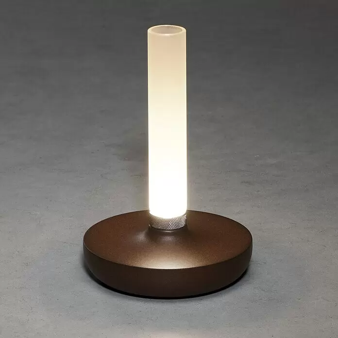 Konstsmide Akku-Tischleuchte Biarritz - 2,5 W, L x B x H: 13,5 x 13,5 x 20,5 cm, Rost, Warmweiß - Bildausschnitt