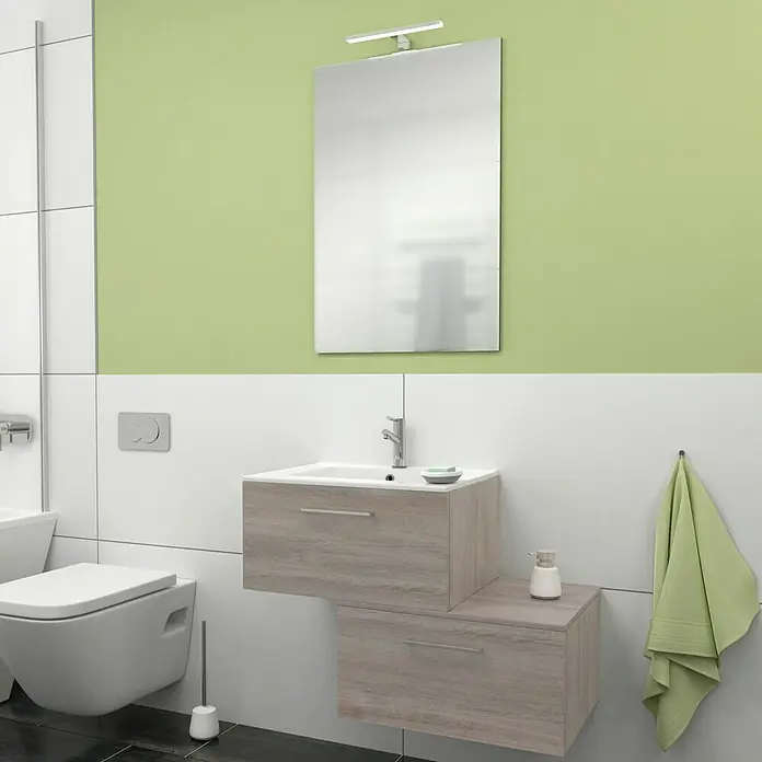 Camargue Espacio Badmöbel-Set G47 - 80 cm, Faro - Ein modernes Badezimmer mit einem hellgrünen Hintergrund, einem Spiegel und einem Waschbecken mit Unterschrank in Holzoptik.