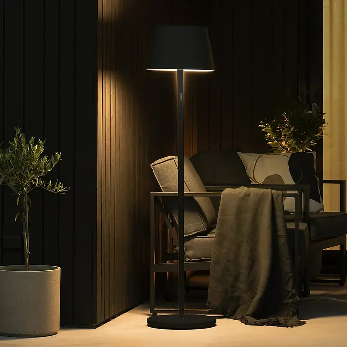 Konstsmide Außenleuchte Pomezia - Akkubetrieben, 10 W, RGBW, 35 x 35 x 150 cm, Mit Leuchtmittel, Schwarz - Elegante schwarze Stehlampe mit Lampenschirm, die ein warmes Licht in einer stilvollen Außenumgebung spendet.