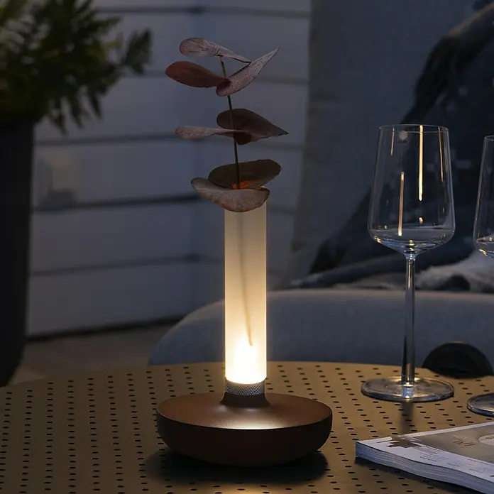 Konstsmide Akku-Tischleuchte Biarritz - 2,5 W, L x B x H: 13,5 x 13,5 x 20,5 cm, Rost, Warmweiß - Diese LED-Tischleuchte sorgt mit ihrem warmen Licht und dem dekorativen Pflanzenarrangement für eine stimmungsvolle Atmosphäre.