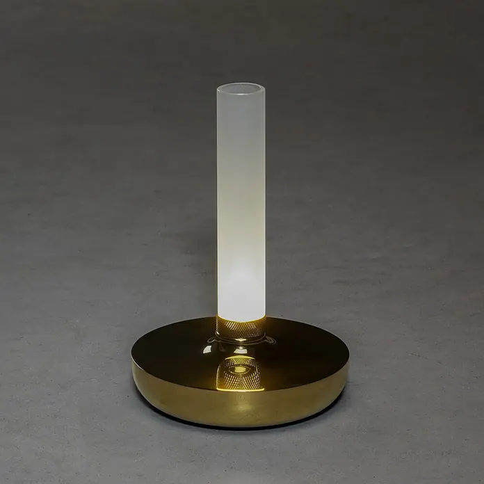 Konstsmide Akku-Tischleuchte Biarritz - 2,5 W, L x B x H: 13,5 x 13,5 x 20,5 cm, Gold, Warmweiß - Elegante Tischleuchte mit einem goldenen Sockel und einem zylindrischen, weißen Lampenschirm, die ein warmes, sanftes Licht spendet.