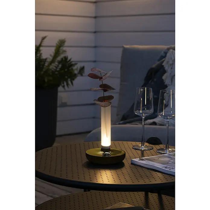 Konstsmide Akku-Tischleuchte Biarritz - 2,5 W, L x B x H: 13,5 x 13,5 x 20,5 cm, Gold, Warmweiß - Stimmungsvolle Tischleuchte mit Pflanzenstiel, die ein warmes Licht verbreitet und eine gemütliche Atmosphäre im Raum erzeugt.