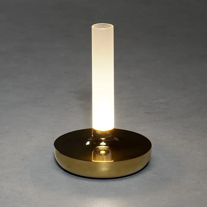 Konstsmide Akku-Tischleuchte Biarritz - 2,5 W, L x B x H: 13,5 x 13,5 x 20,5 cm, Gold, Warmweiß - Elegante Tischleuchte mit einem goldenen Sockel und einem zylindrischen Lampenschirm, der ein warmes, diffuses Licht verbreitet.