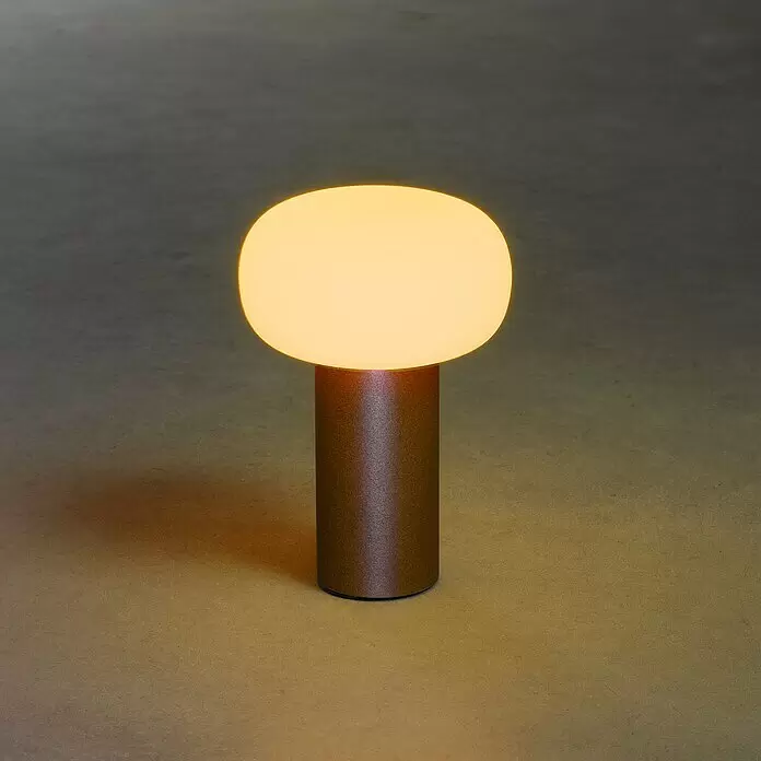Konstsmide Akku-Tischleuchte Antibes - 2,5 W, L x B x H: 13 x 13 x 19 cm, Rost, Mehrfarbig - Moderne Tischleuchte mit ovalem, warmweiß leuchtendem Diffusor und zylindrischem, bronzefarbenem Metallsockel, der sanftes Licht spendet.
